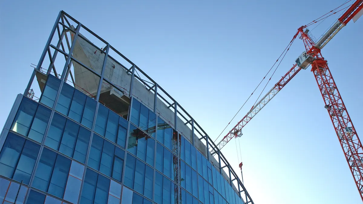 Baustelle mit Kran vor einer Fassade