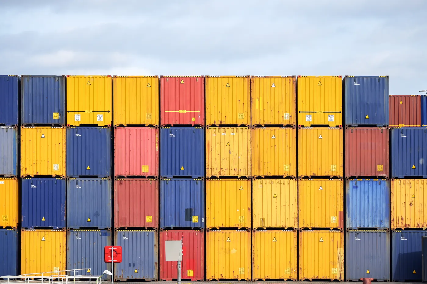 Gestapelte bunte Seefracht-Container