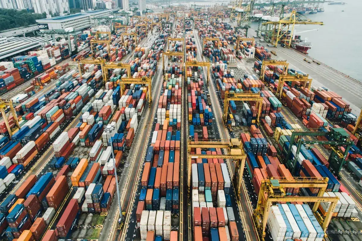 Containerhafen mit Kränen und Containern