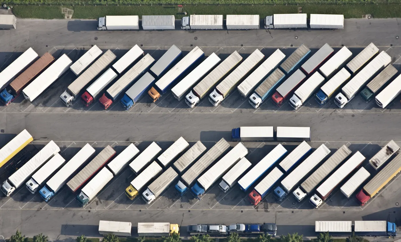 Abgestellte Sattelauflieger aus der Luft