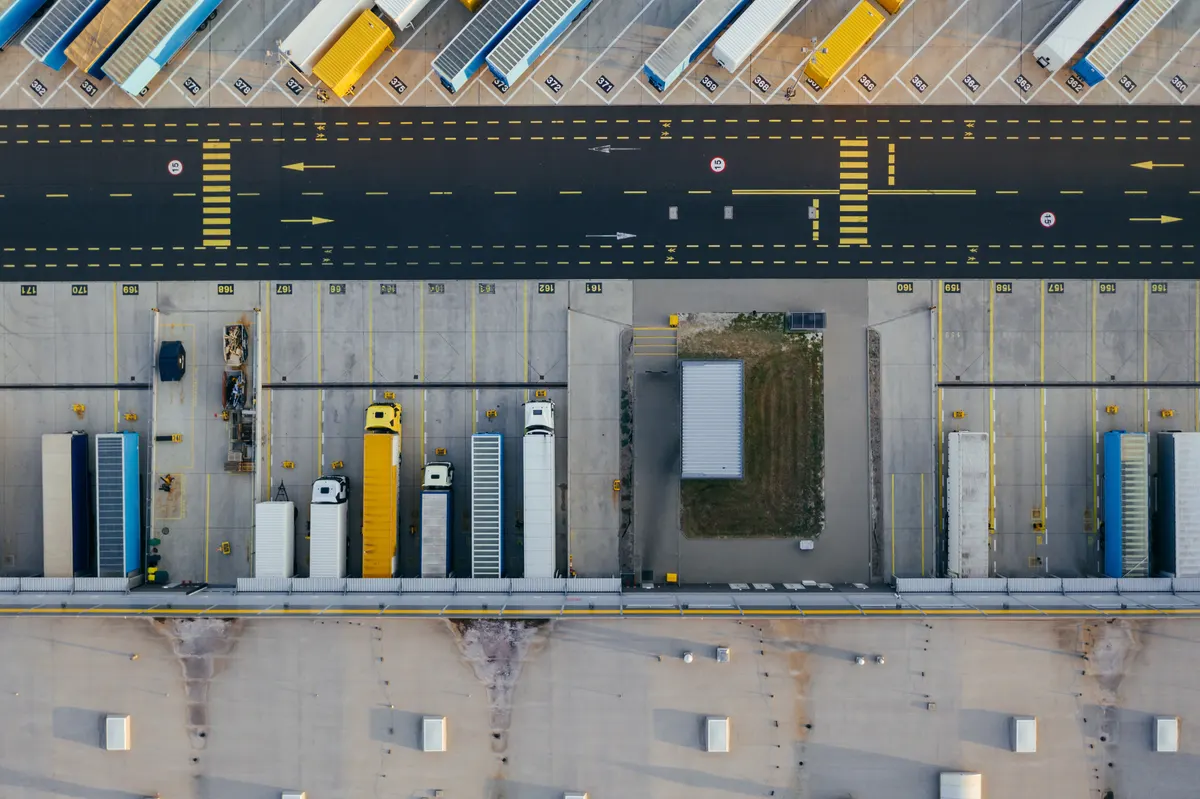 Logistikzentrum aus der Vogelperspektive