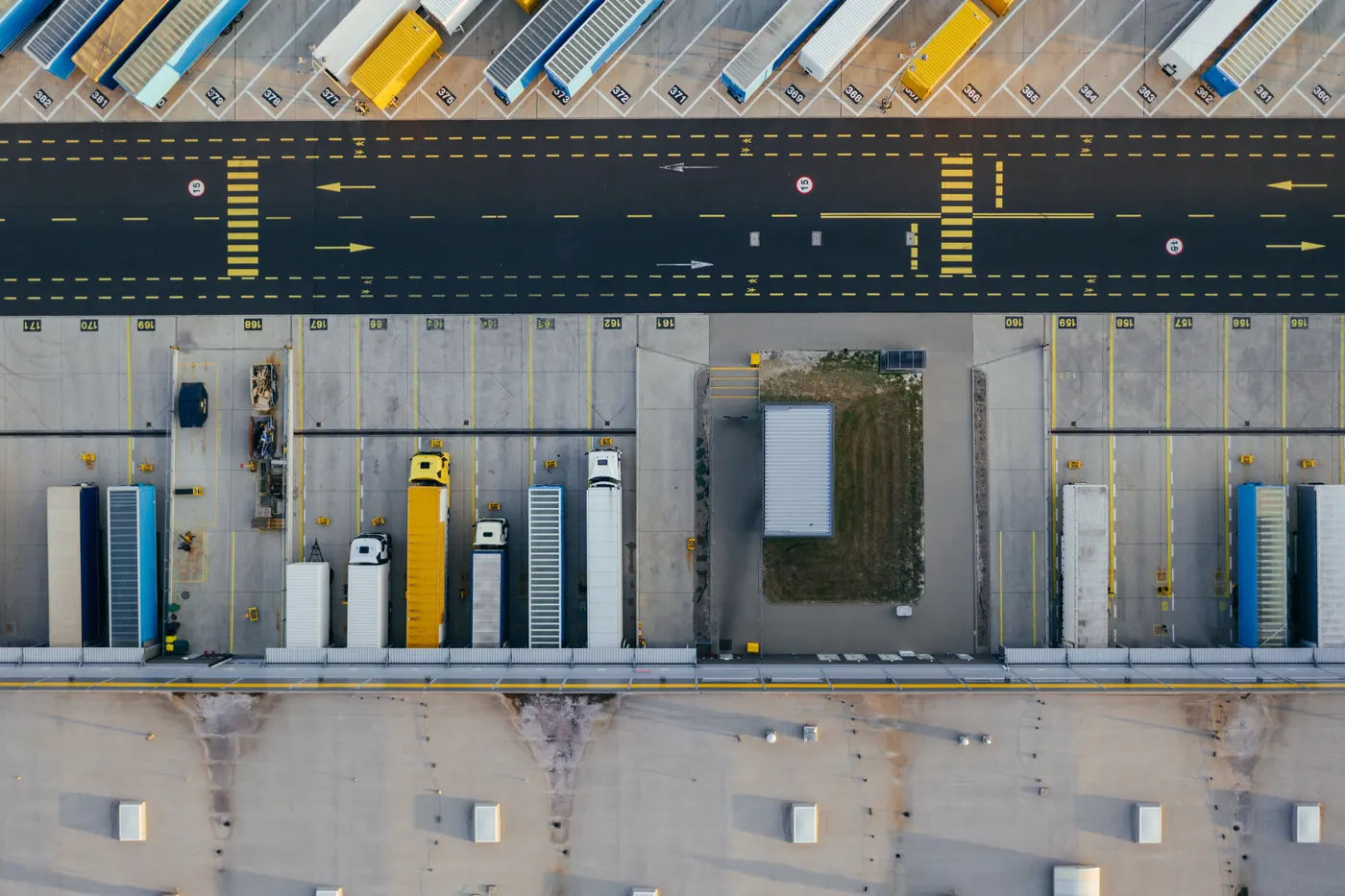 Verladehof mit LKW aus der Luft